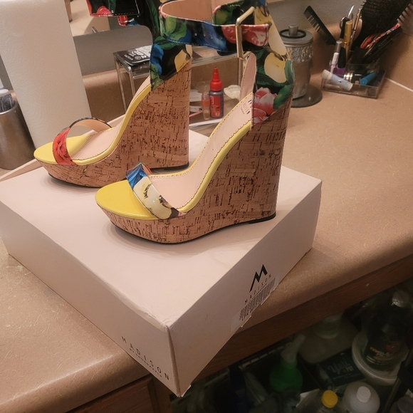 Yellow floral size 8 wedge - Picture 4 of 4